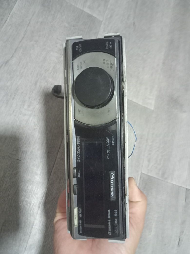 Продам Pioneer DEH-P5050UB в среднем состоянии.