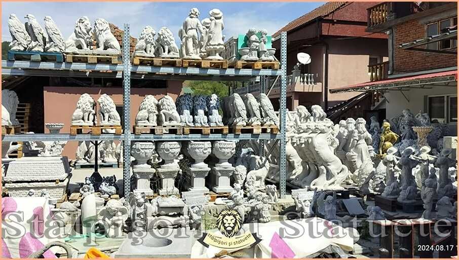 Statuete mari, din beton, pentru curte și grădină.