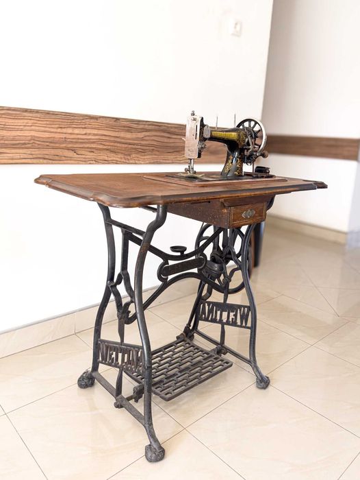 Mașină de Cusut Antică Wartburg Familia, Cu Masă Fontă, Decor Vintage