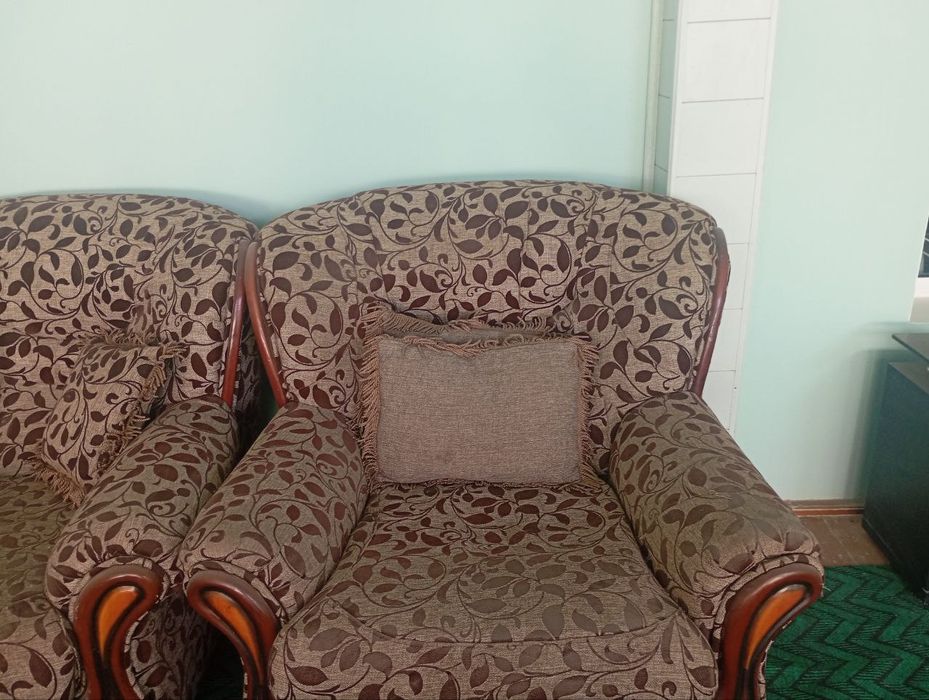 Продается диван и 2 кресла