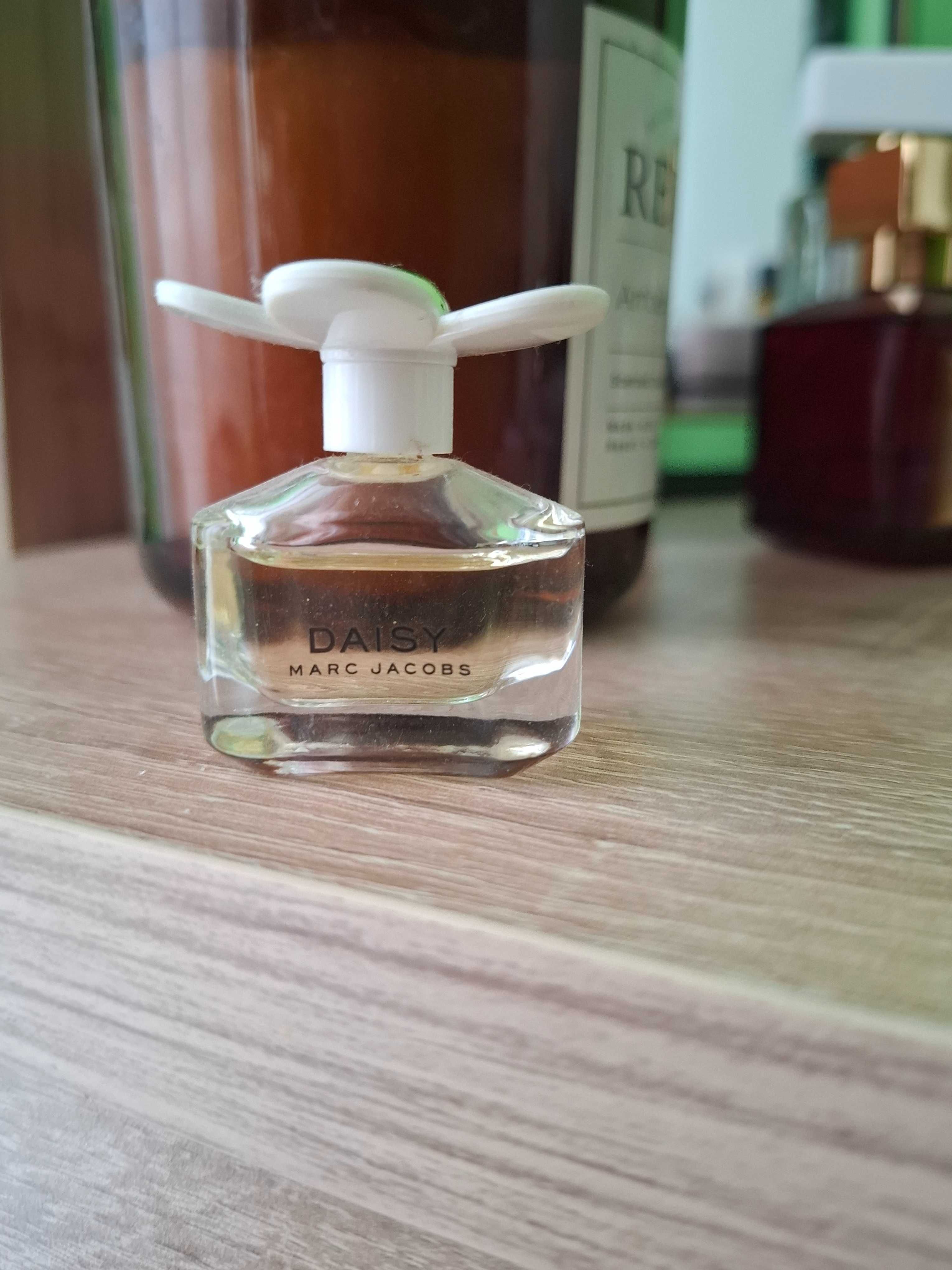 Миниатюрни парфюми Marc Jacobs  Daisy