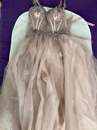 Дълга бална рокля с цепка и корсет