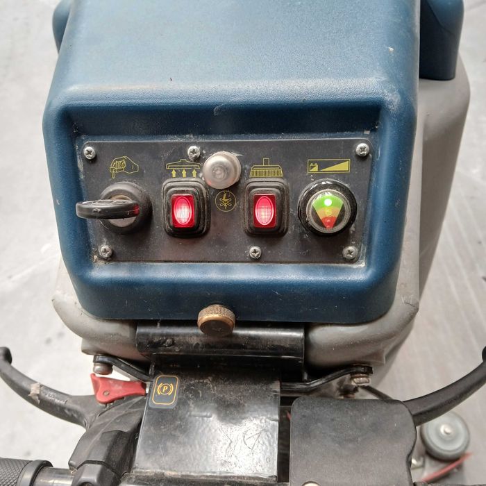 машина за почистване на под на батерии