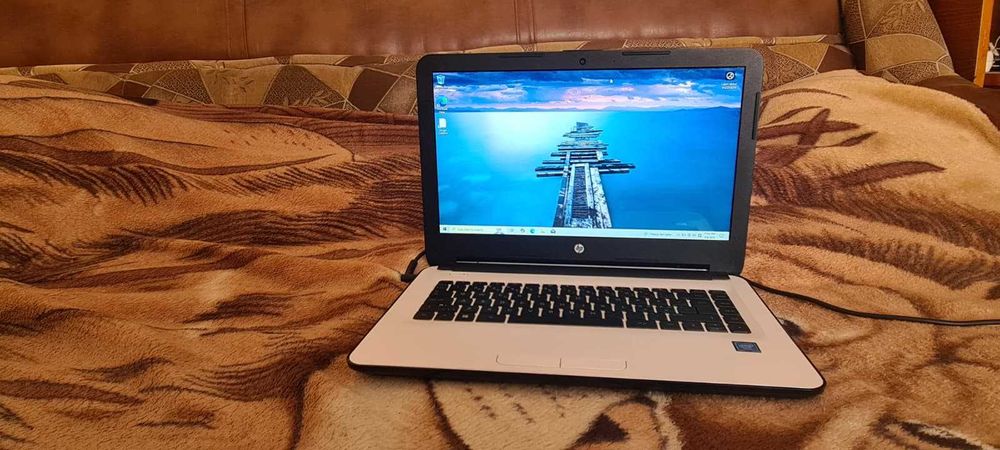 Laptop HP de 14" cu procesor Celeron,2 Gb RAM si 32 Gb stocare