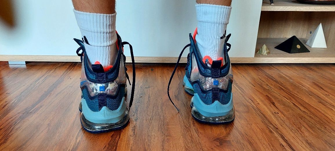 Маратонки NIKE LeBron James 19