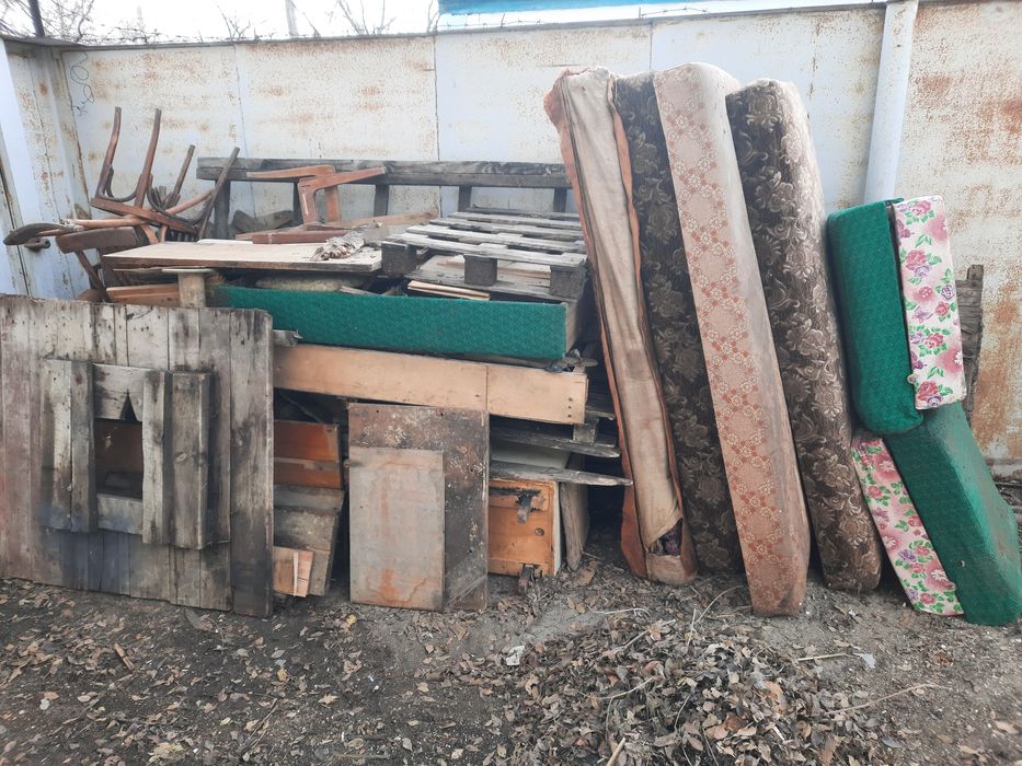 Отдам доски и старую мебель на дрова