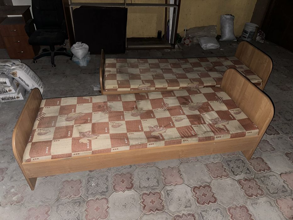 Три кровати , две маленькие, одна большая