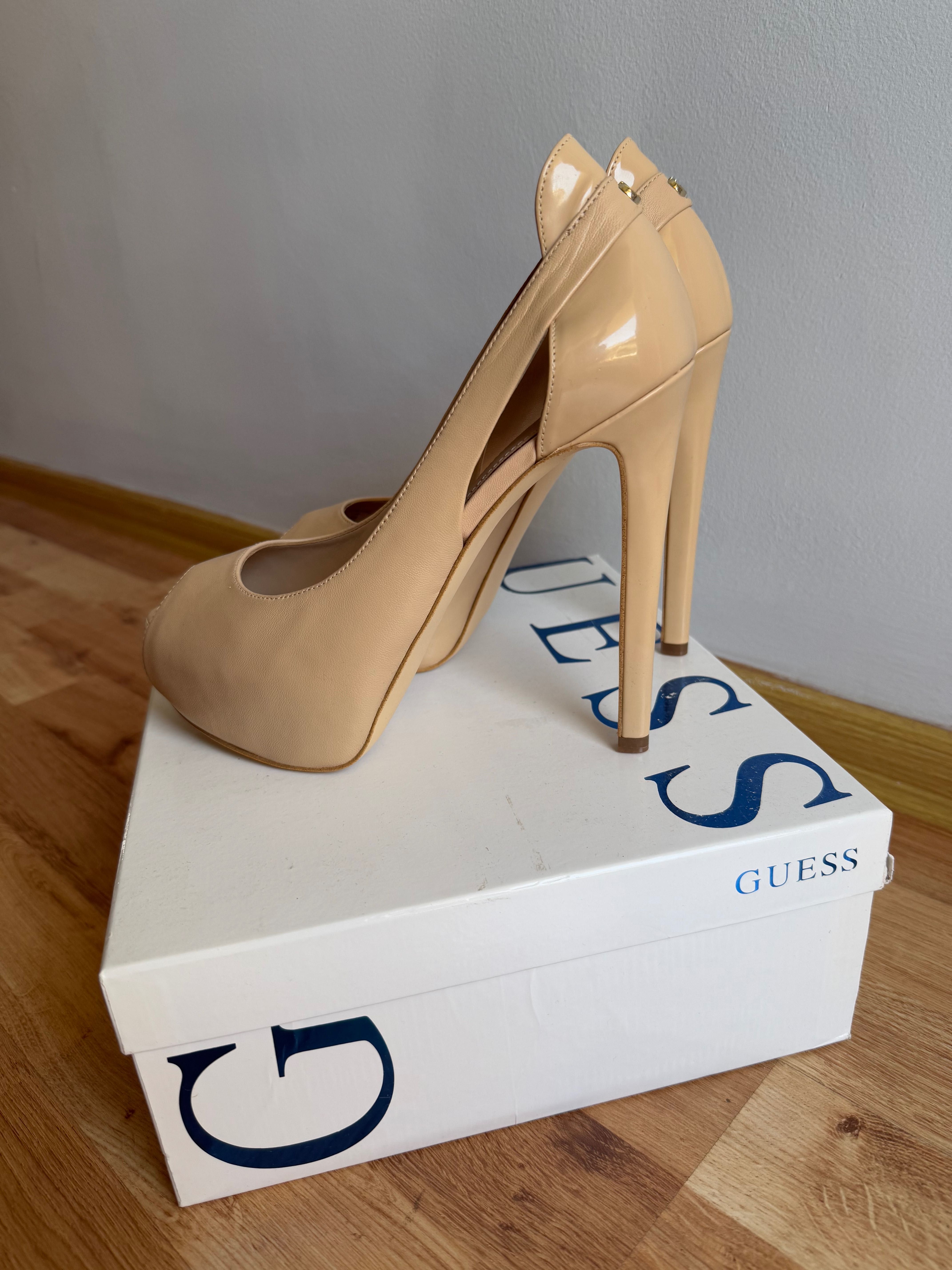 Обувки на висок ток Guess