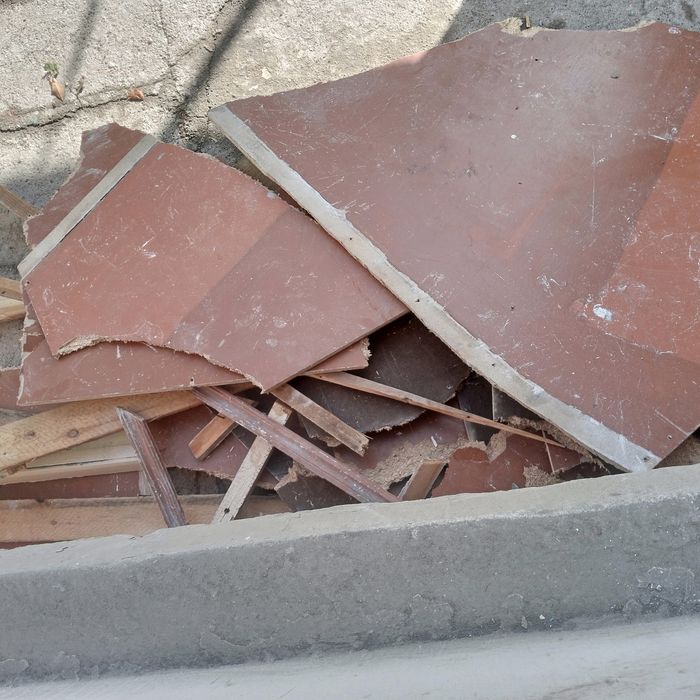 Eski taxta eshiklar bor remontdan chiqqan 1 zil chiqadi