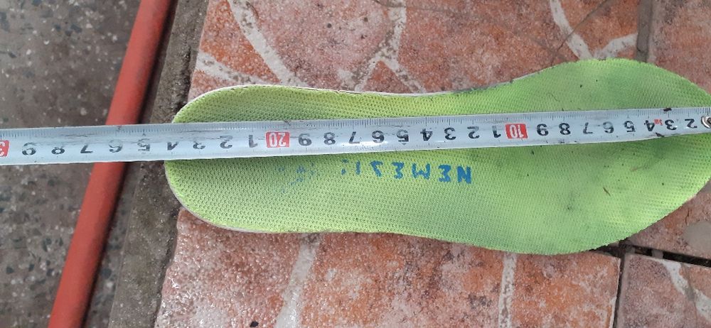 Продавам детско юношевски футболни обувки тип стоножкимного малко носе