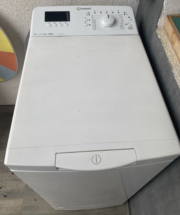 Masina de spalat haine verticala Indesit