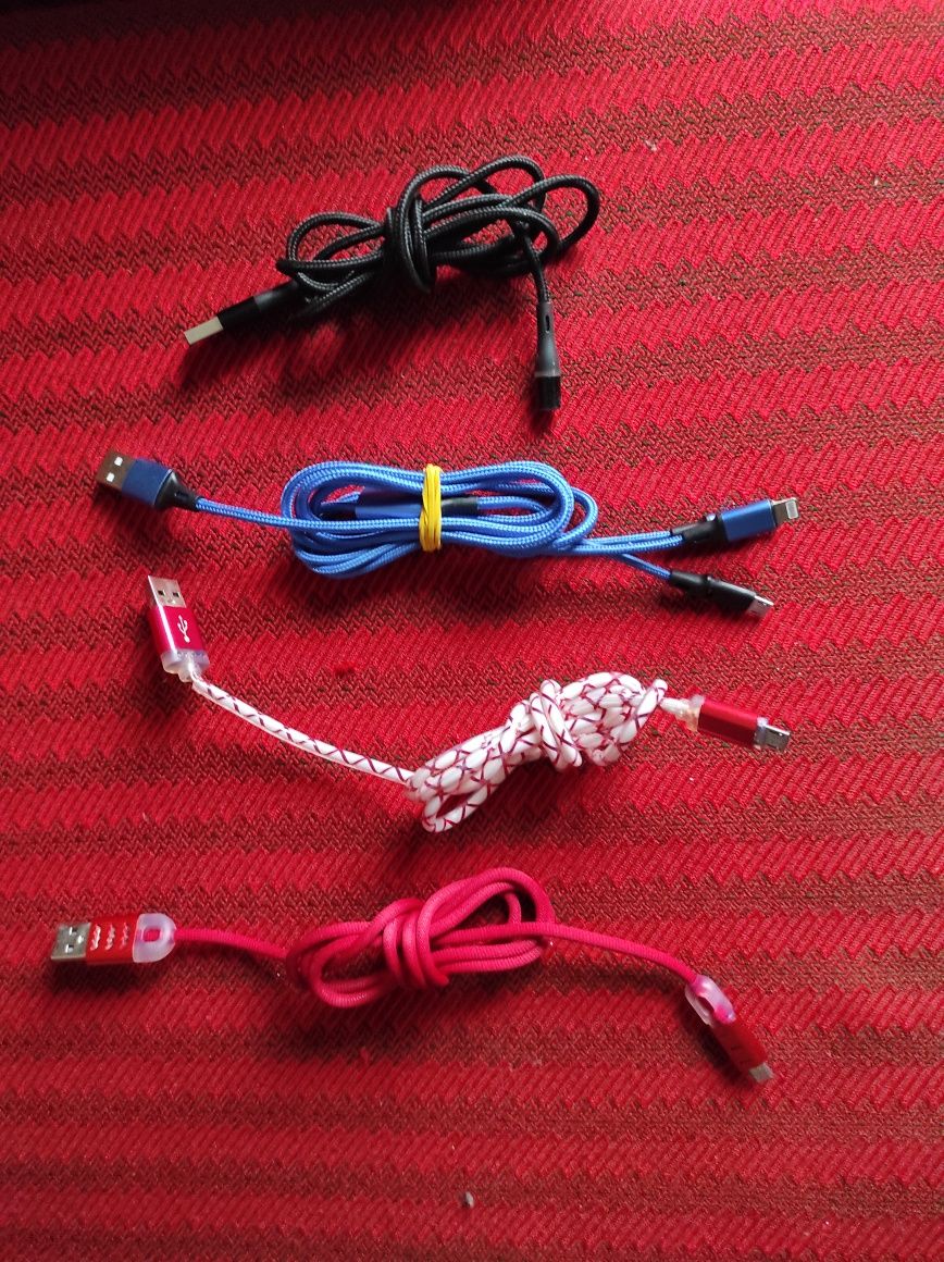 Cablu USB cu trei mufe MiniUSB,  tip C si mufa Iphone.