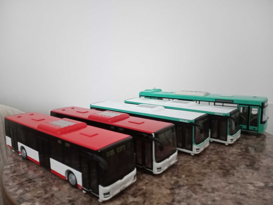 Vând autobuze machetă