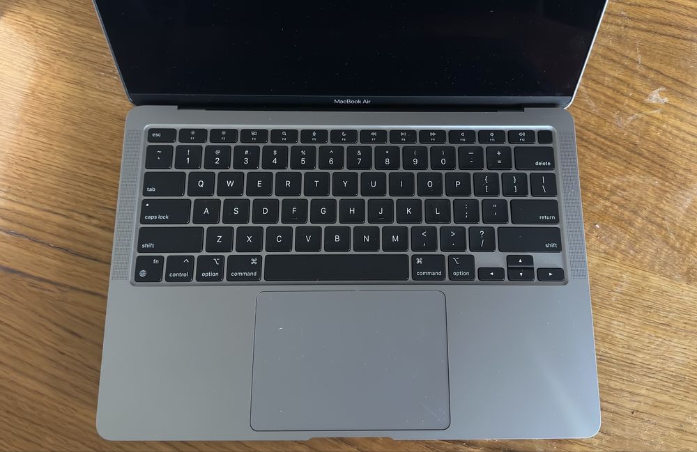 Macbook Air 2020 8/256 42 sikl   97%yomkost