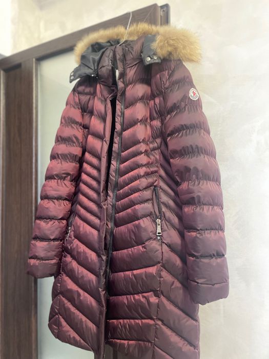 Vând geci moncler