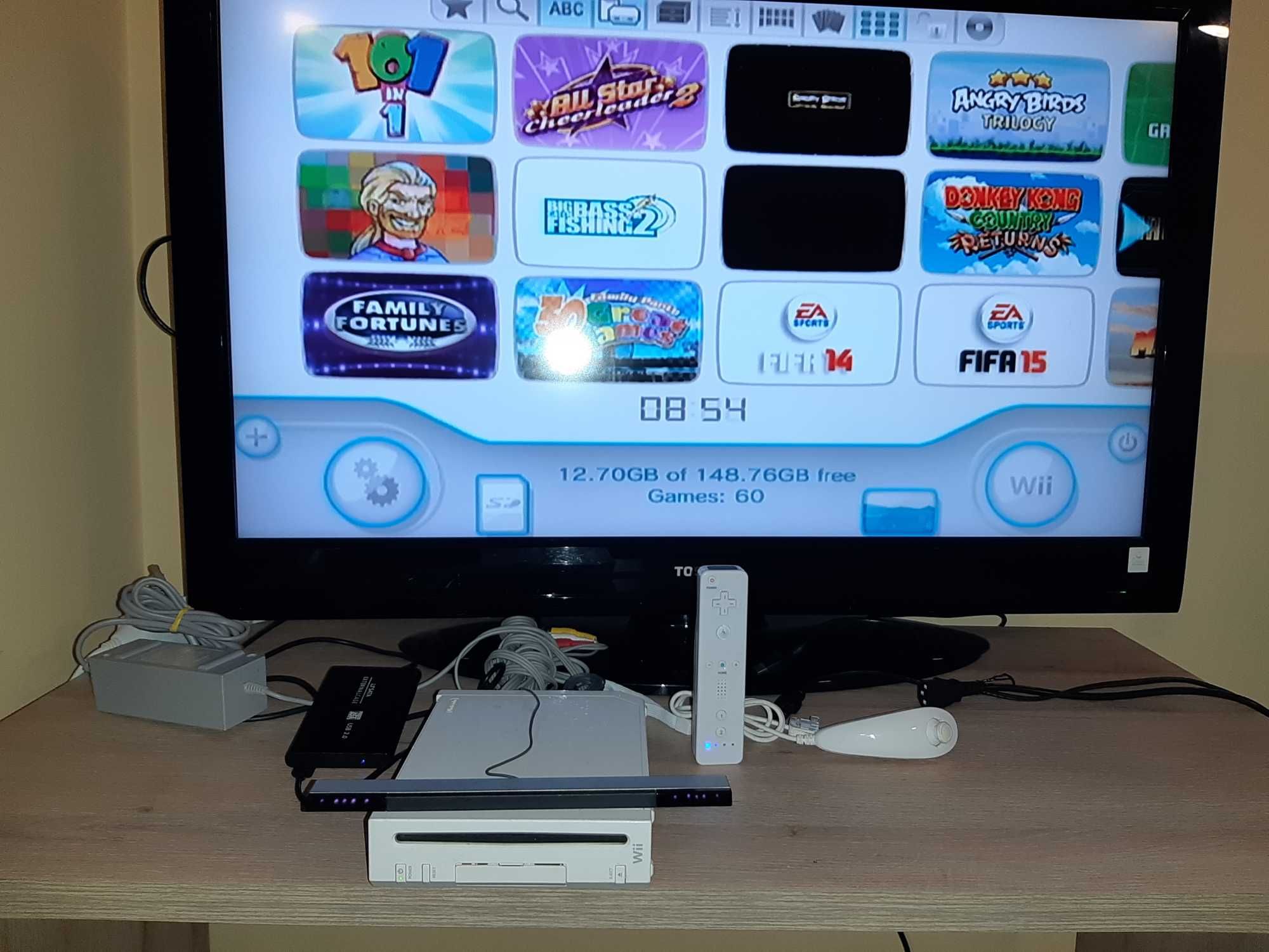 Нинтендо Nintendo Wii комплект цената е за всичко 89 игри на хард диск