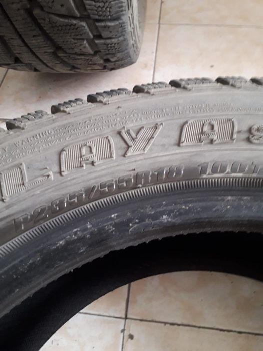 Продам зимние шины 2 шт. 235/55 R18