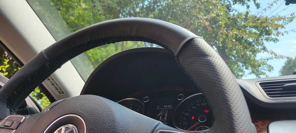 Husa volan piele negru 38 cm. pentru VW Passat B7 Golf 6 Tiguan Jetta