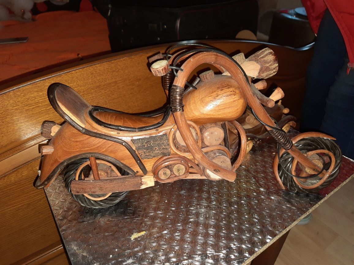 Motocicletă de colecție și masinuțe din lemn !