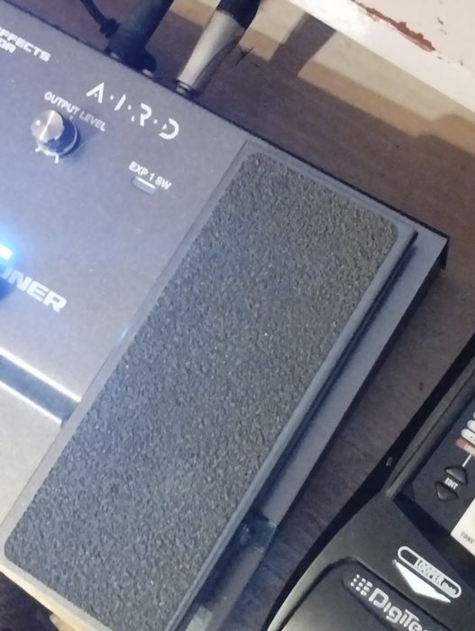 Продавам китарен процесор Boss gx100