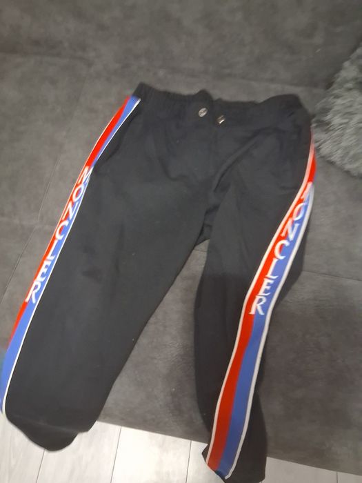Vând pantaloni moncler originali