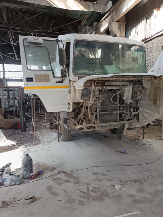 Команда профессиональных мастеров по кузовному ремонту автомобилей