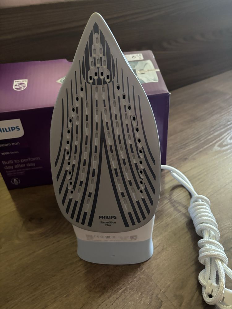 Чисто нова ютия Philips серия 5000 DST5030