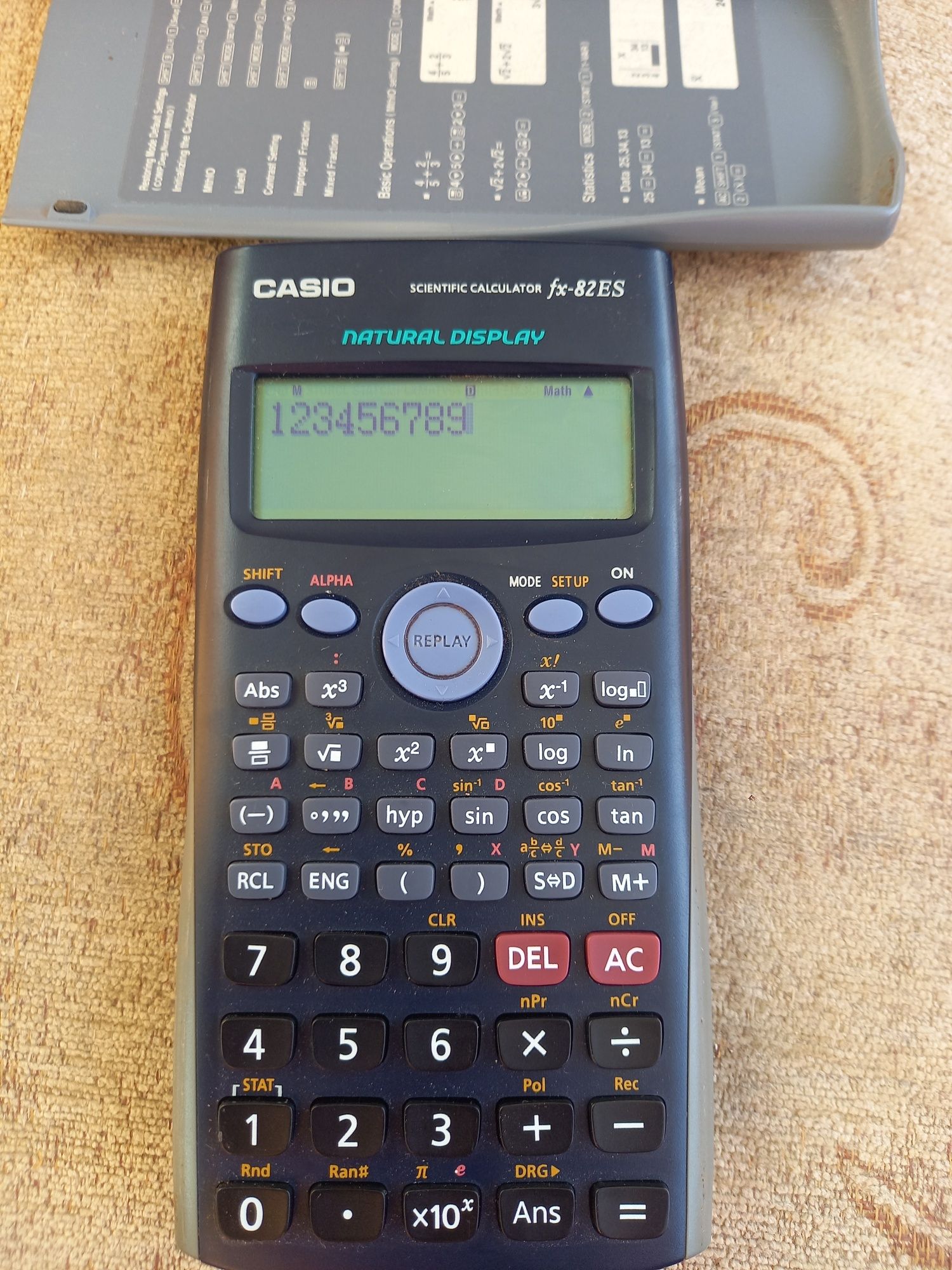 Калкулатор Casio fx-82ES