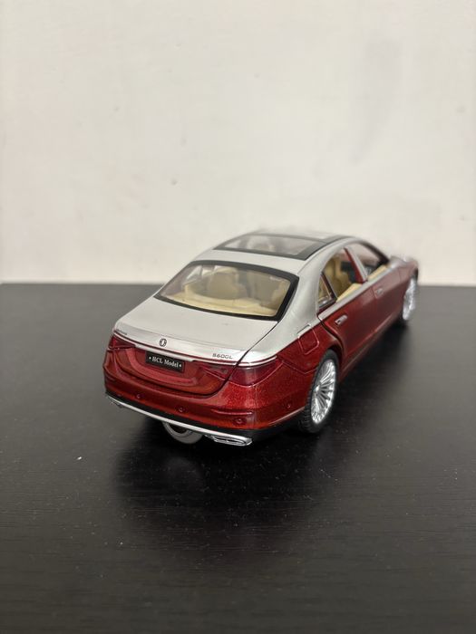 Колекционерска колa  със светлини, звуци и дим 1:18