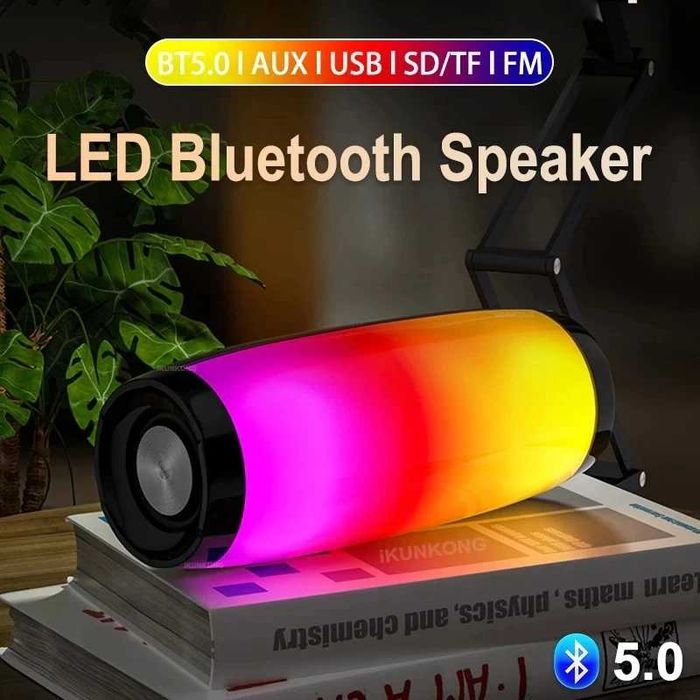 СВЕТЕЩА преносима водоустойчива блутут Bluetooth колонка за музика