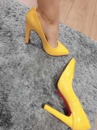 Желтые лакированные туфли