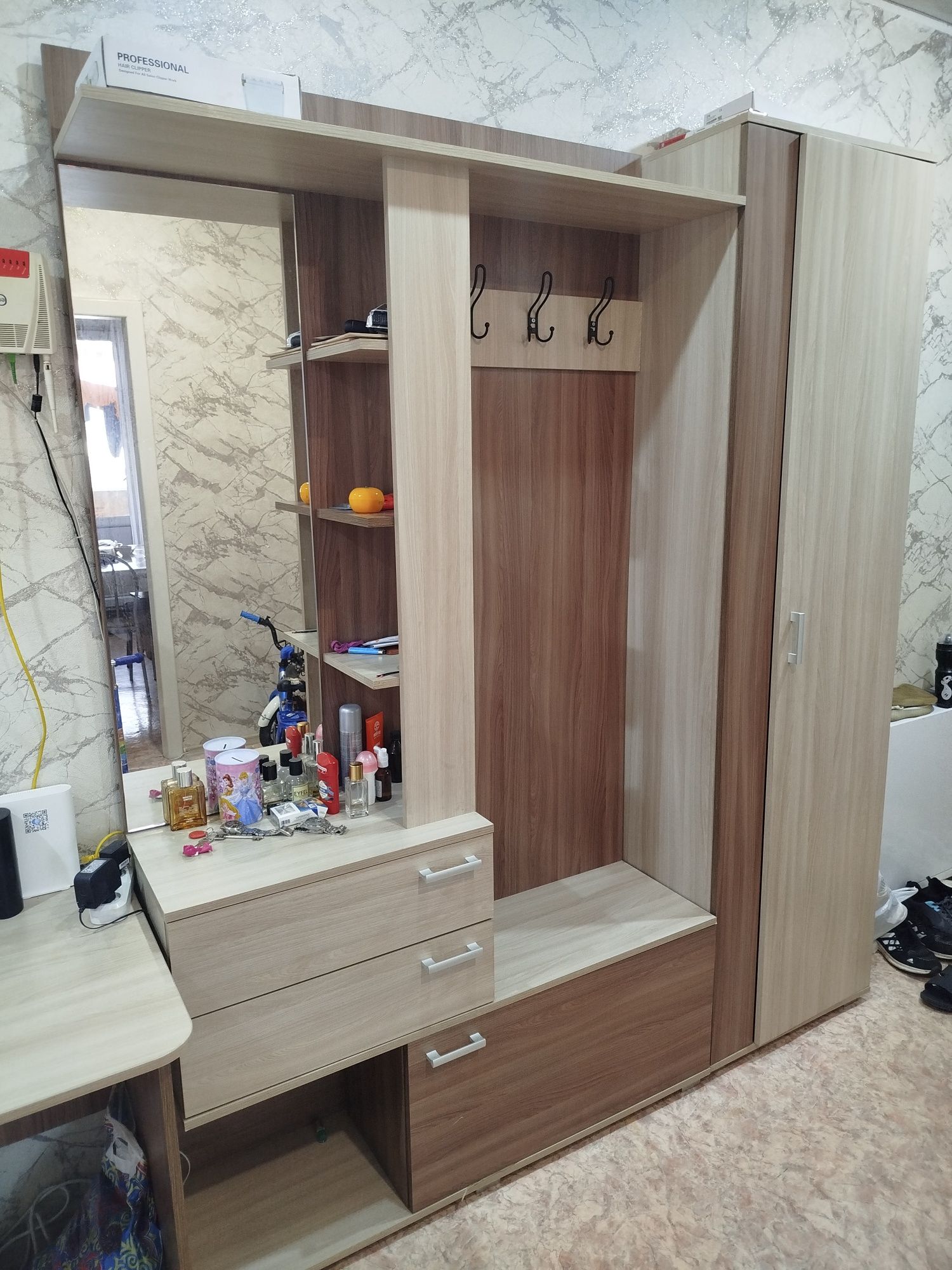 Продам прихожую подарок письменный стол