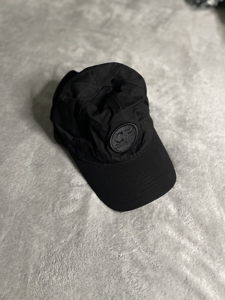 Шапка с козирка C.P Company Google