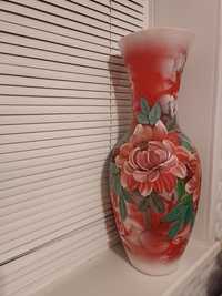 Красива напольная ваза