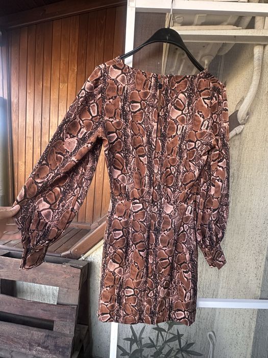 Рокля принт и черна рокля с дантела