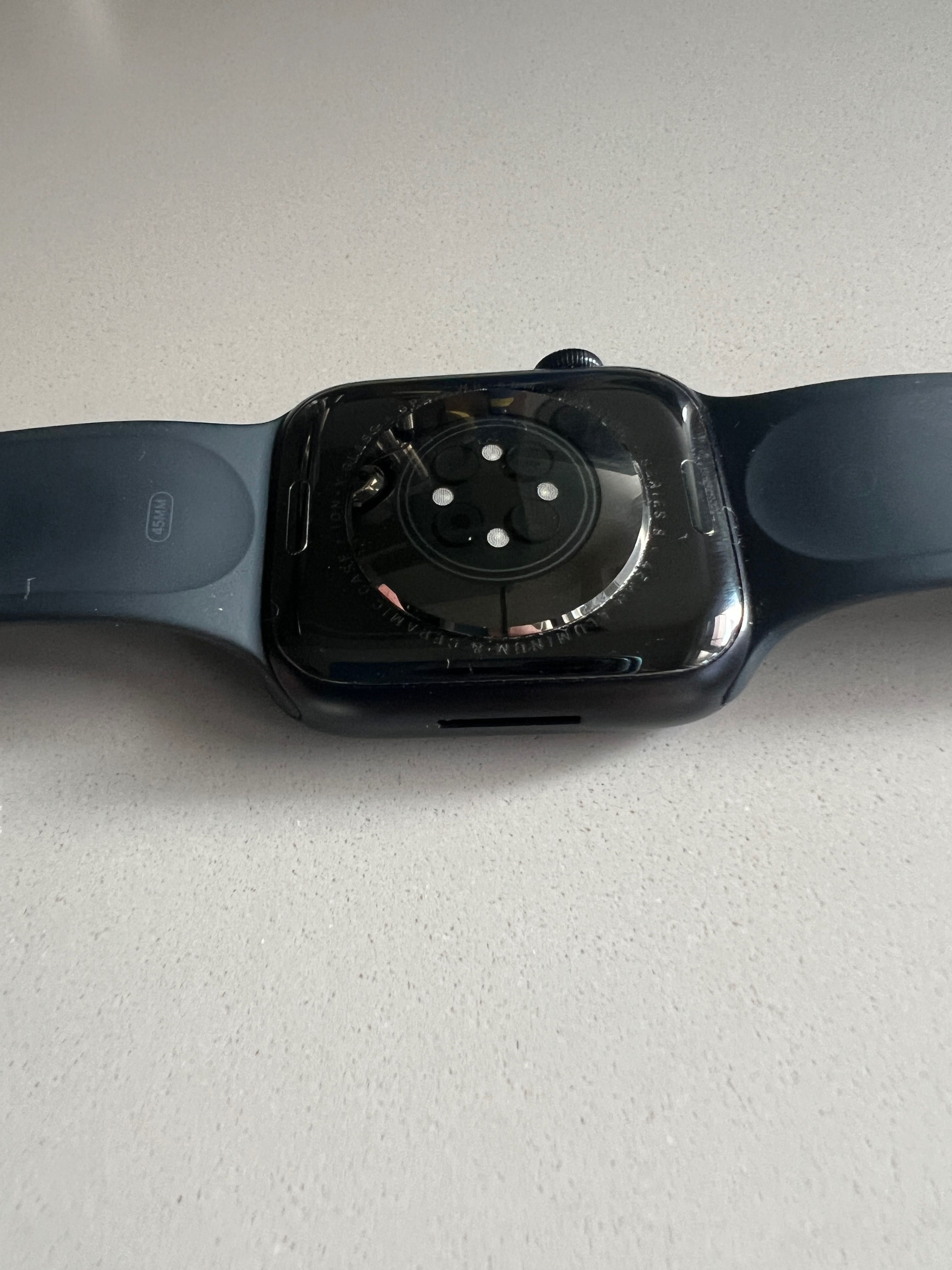 Apple Watch 8 45mm - Midnight Aluminium case, midnight sport band