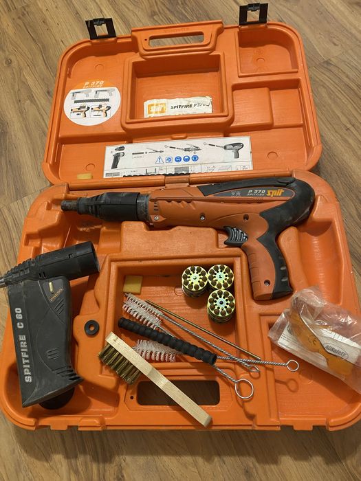 Aparat de batut/puscat cuie in beton, cu capse. Spitfire P370, C60.