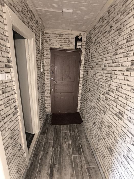 1 ком квартиру Спутник 8. Второй этаж. 32 м2 акфа. В деревянном доме.