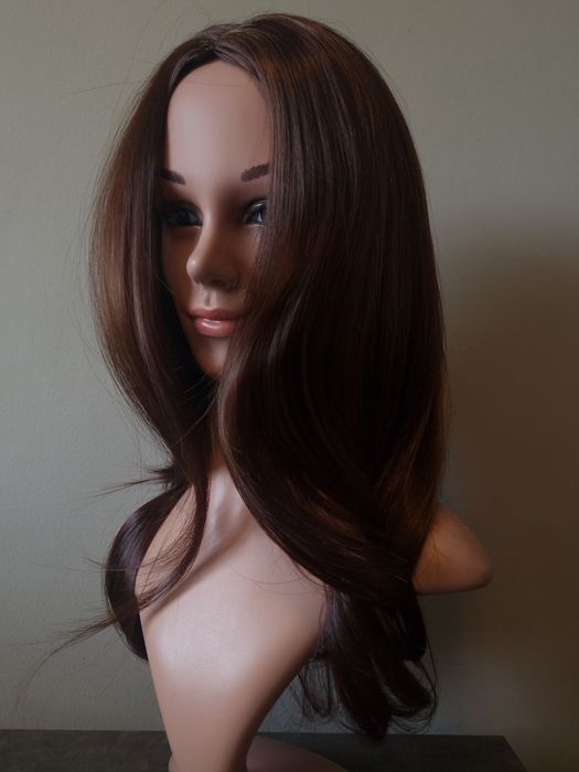 Кестенява перука с руси кичури на път