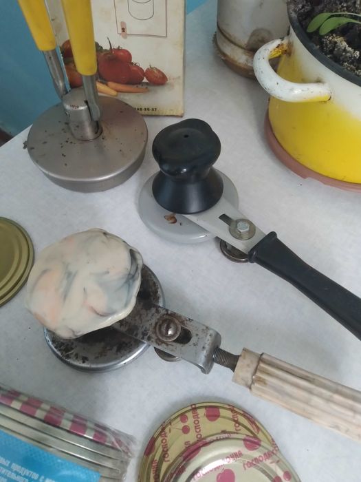 Консервный ключ и крышки