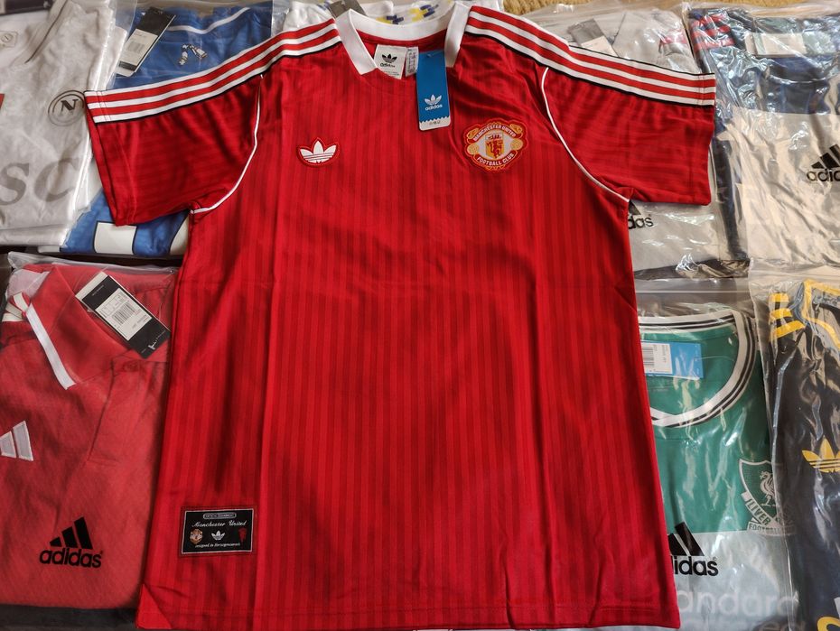 Футболни тениски Manchester United 2025/2026 3rd и retro