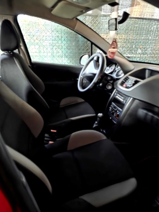 Продавам Peugeot 207 1.4