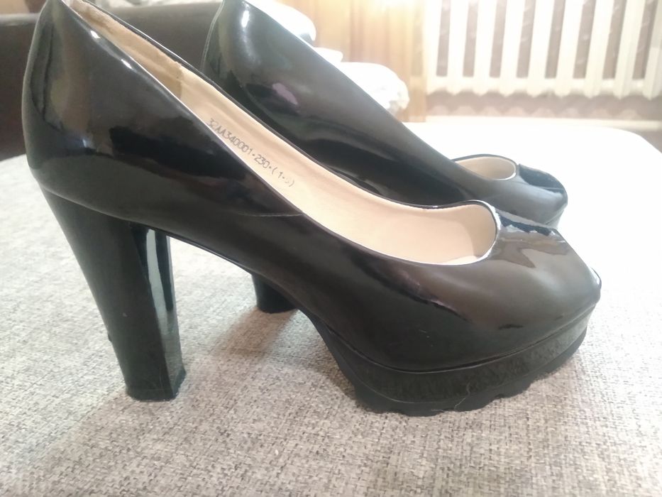 Продам женские туфли