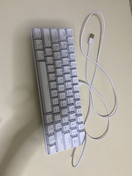 Клавитура белая,синих свечах,почти новая,заедает.по каспи номеру.