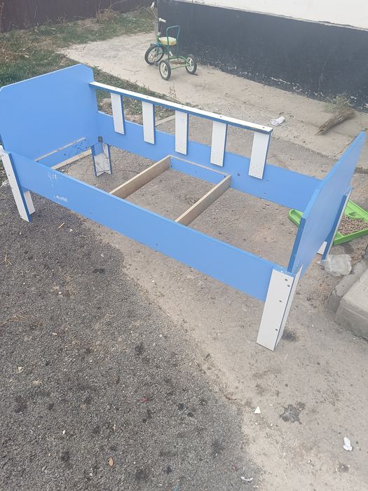 Продам кравать хорошоя крепкая качественная детская