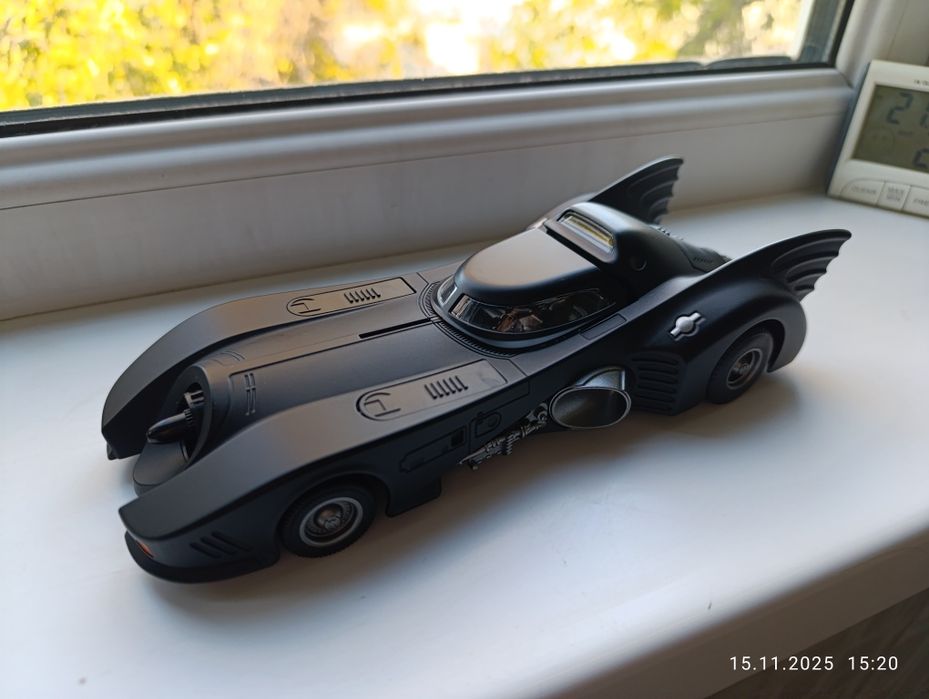 Продаю металлическую машину Бэтмобиль