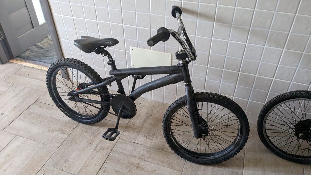 Vând bicicleta BMX