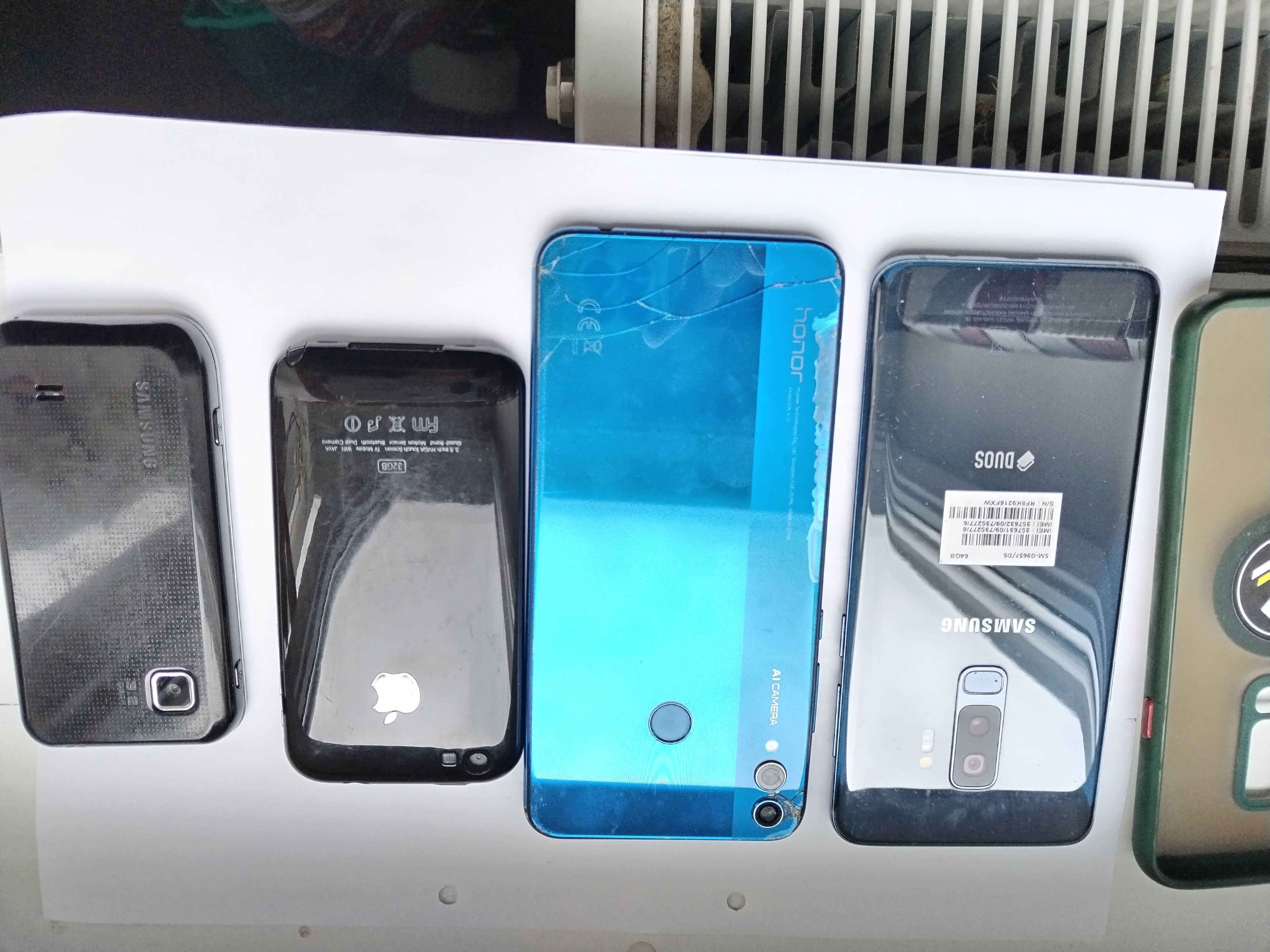 Cinci Telefoane stricate pentru componente