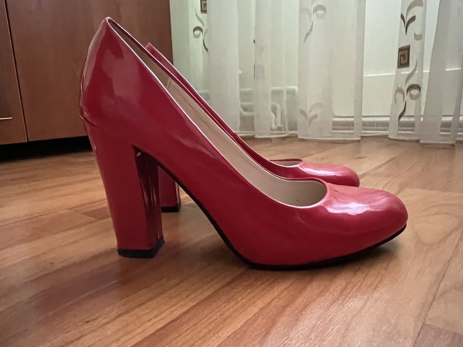 Pantofi roșii lucioși, 37
