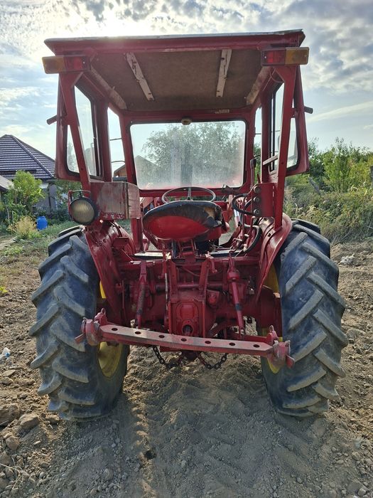 Tractor cu cupa de incarcare